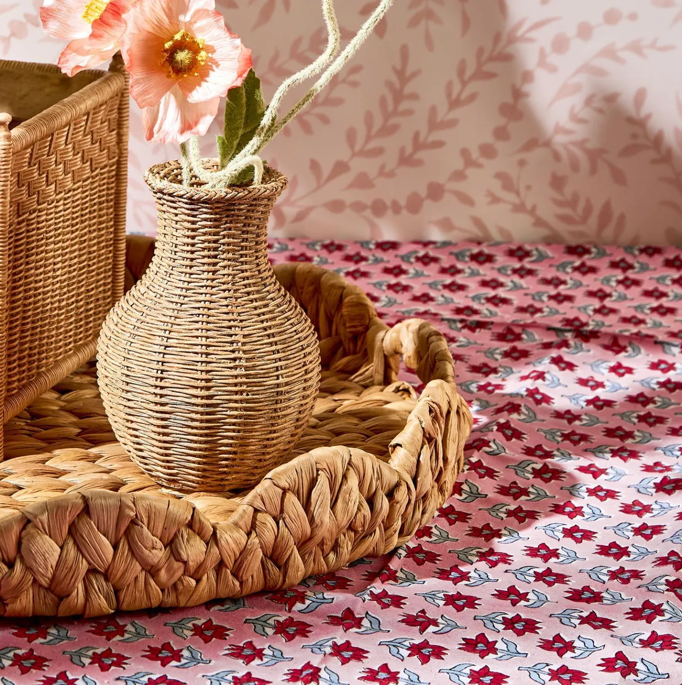 scalloped edge round trays